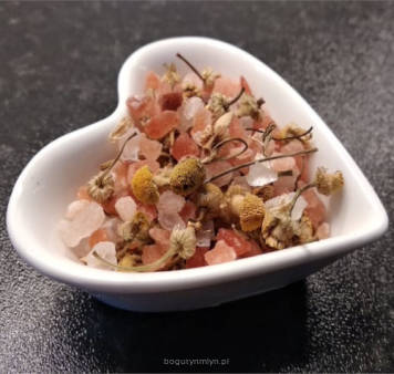 HIMALAJSKA SÓL DO KĄPIELI Z KWIATEM RUMIANKU 400G 