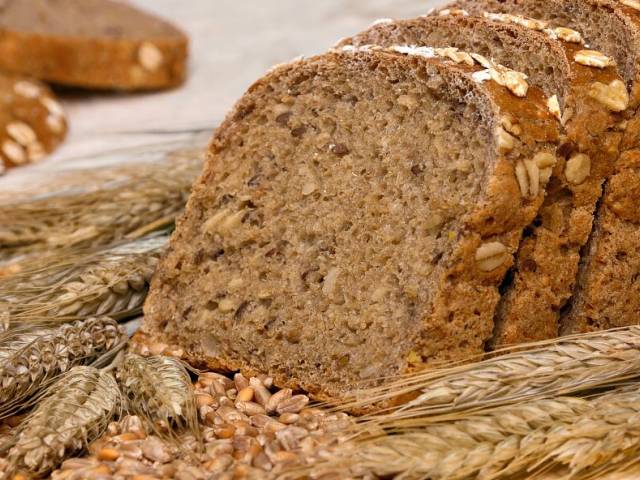 Chleb orkiszowy domowy: przepis w dwóch wersjach (drożdże i zakwas)