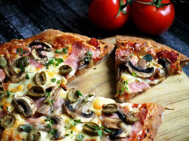 Pizza z mąki orkiszowej: chrupkie ciasto jak we Włoszech (przepis na 2 wersje)