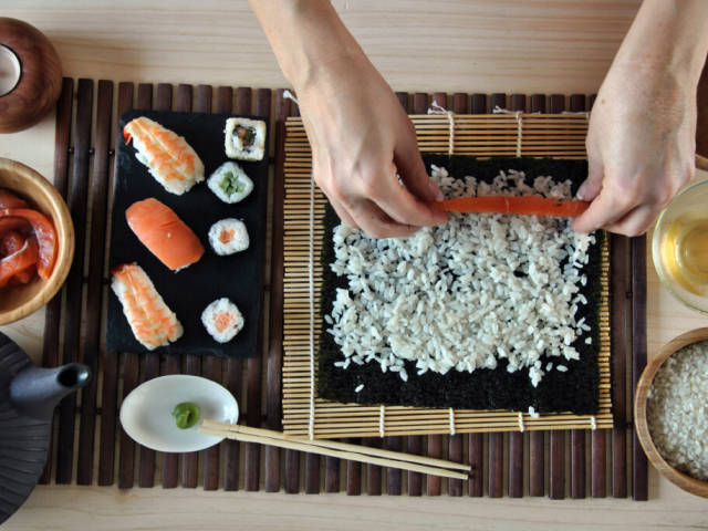 Ryż do sushi: jak ugotować i przygotować zaprawę?